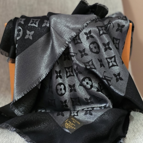 ❌️SOLD❌️ Louis Vuitton scarf - Picture 3 of 6